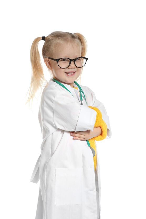 Kleines Mädchen als Ärztin verkleidet